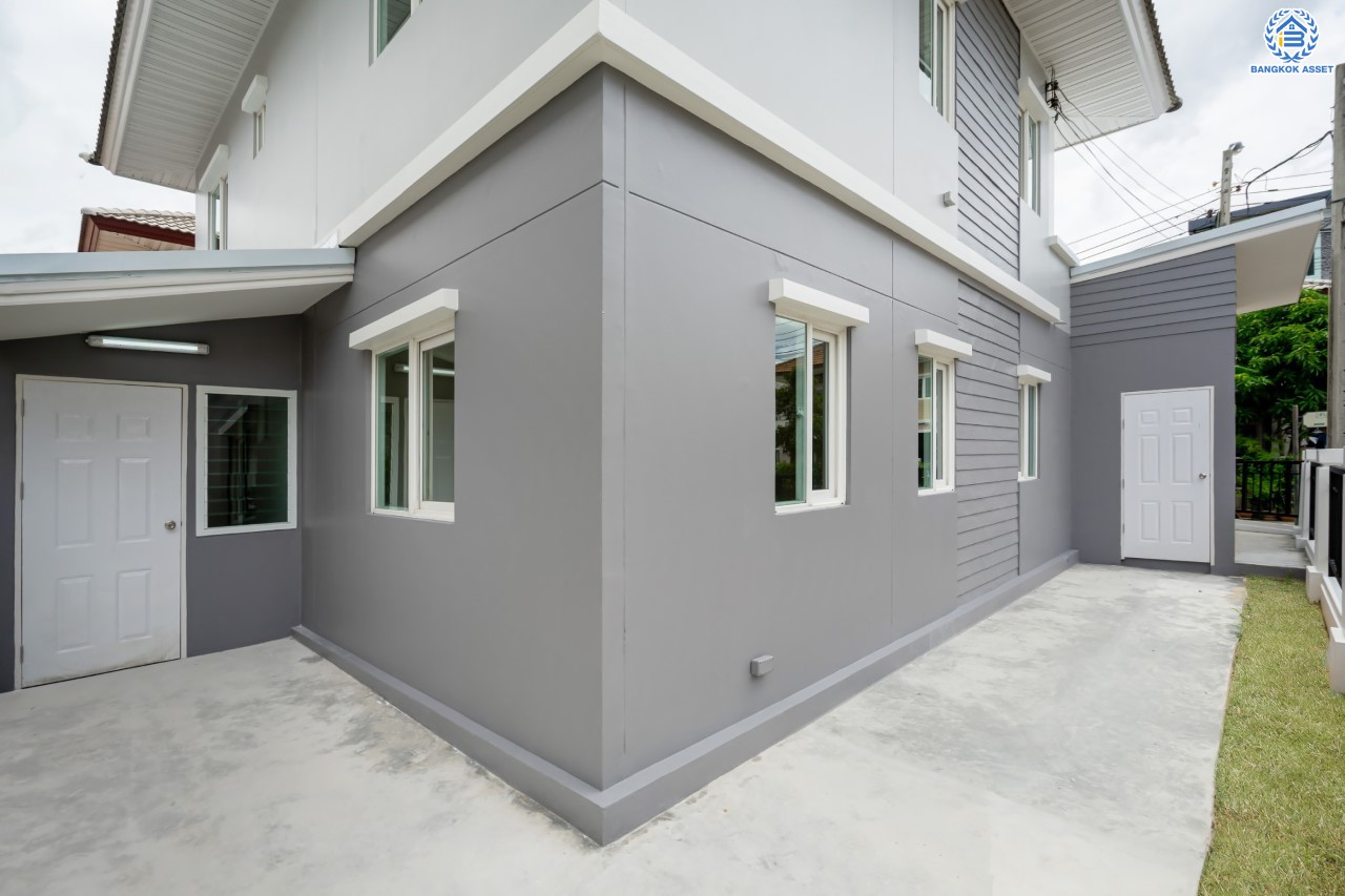 บ้านมือสองตกแต่งใหม่ ม.พฤกษาวิลเลจ11 ท่าอิฐ หลังมุม เนื้อที่ 50.2 ตร.ว. ฟังก์ชันพร้อม 4 ห้องนอน 2 ห้องน้ำ 2 ที่จอดรถ บนทำเลศักยภาพ เข้า-ออกได้ทั้งถ.รัตนาธิเบศร์ และถ.ราชพฤกษ์ ใกล้รถไฟฟ้าสายสีม่วง "สถานีบางรักน้อยท่าอิฐ"